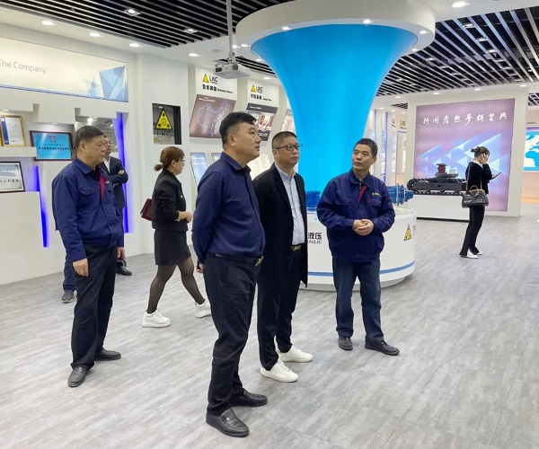 廣州塔山機(jī)械、廣州韓川液壓、江蘇靖江新世紀(jì)液壓、無錫密斯特智能裝備制造有限公司一行6人蒞臨力克川參觀交流3.jpg
